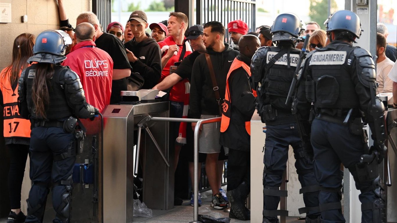 Френските власти за хаоса на финала: Виновни са многото фенове, опитали да нахлуят без билет