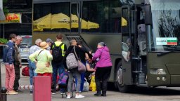 Фалстарт: Първите 200 бежанци се отказаха да си тръгнат от Варна, 57 напуснаха Бургас (снимки)