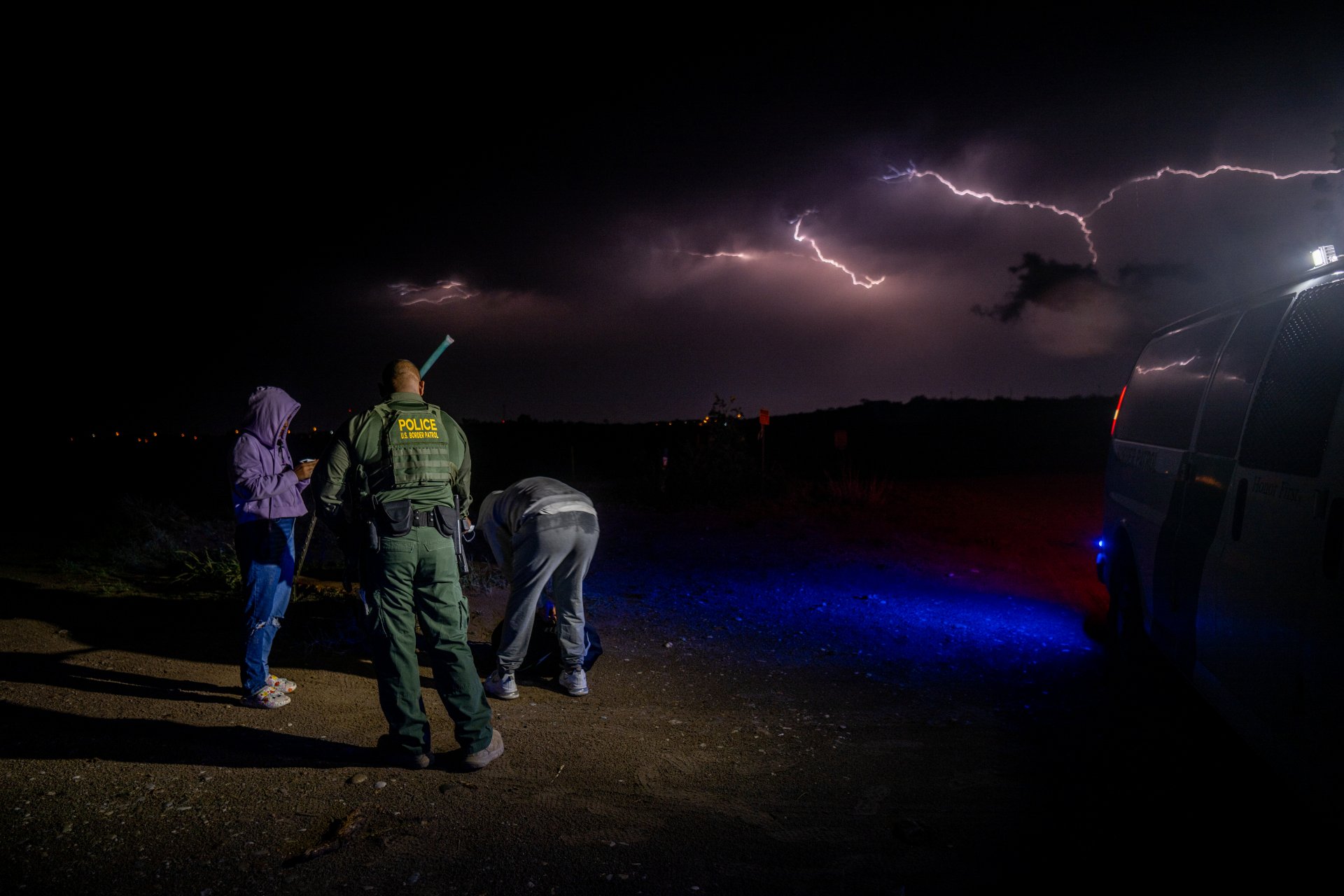 Мигранти по време на проверка от гранчен патрул в САЩ