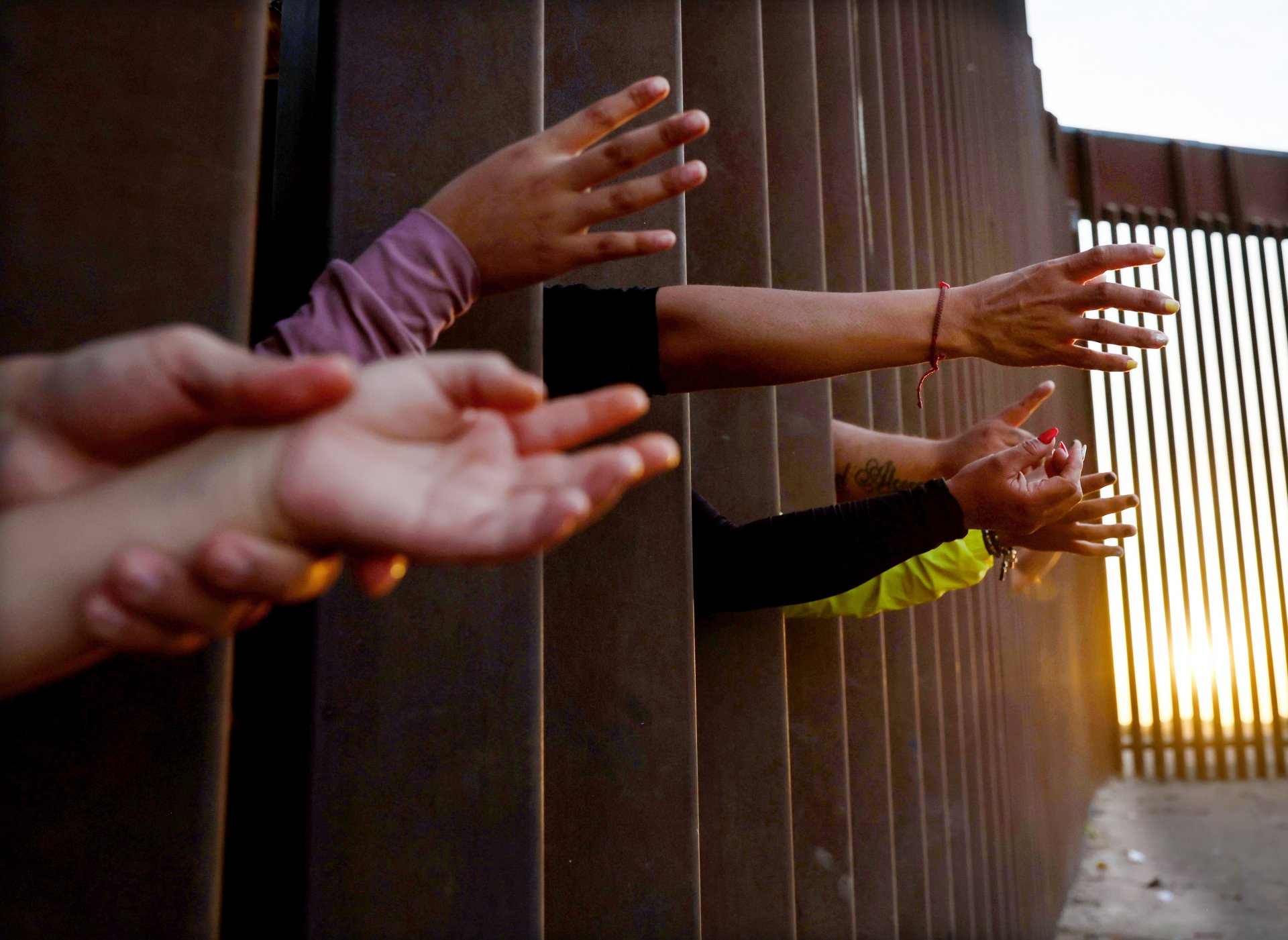 Блокирани мигранти на американската граница протягат ръка за супа