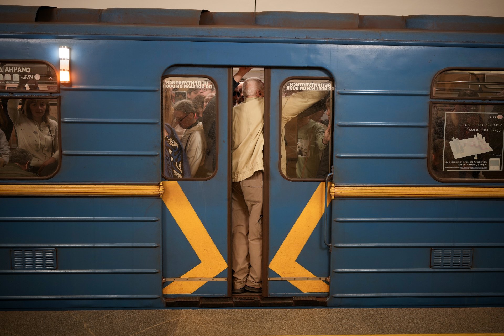 Жители на Киев, тръгнали на работа и по задачи с метрото