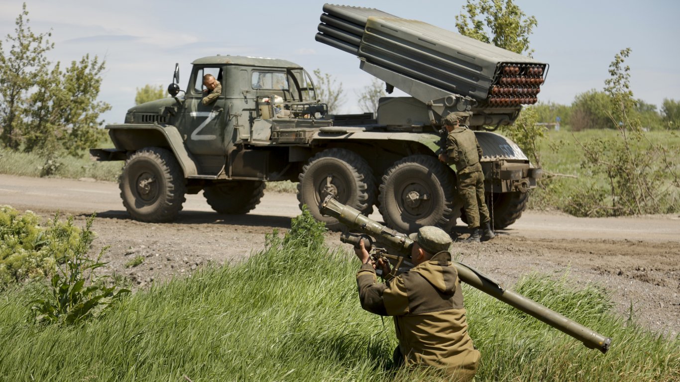 Половината от Северодонецк е под руски контрол, уволниха украинския омбудсман