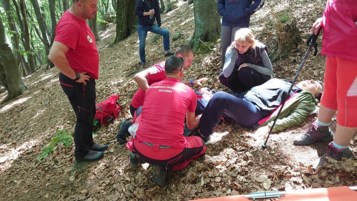 Спасители помогнаха на пострадала туристка в подножието на връх Българка