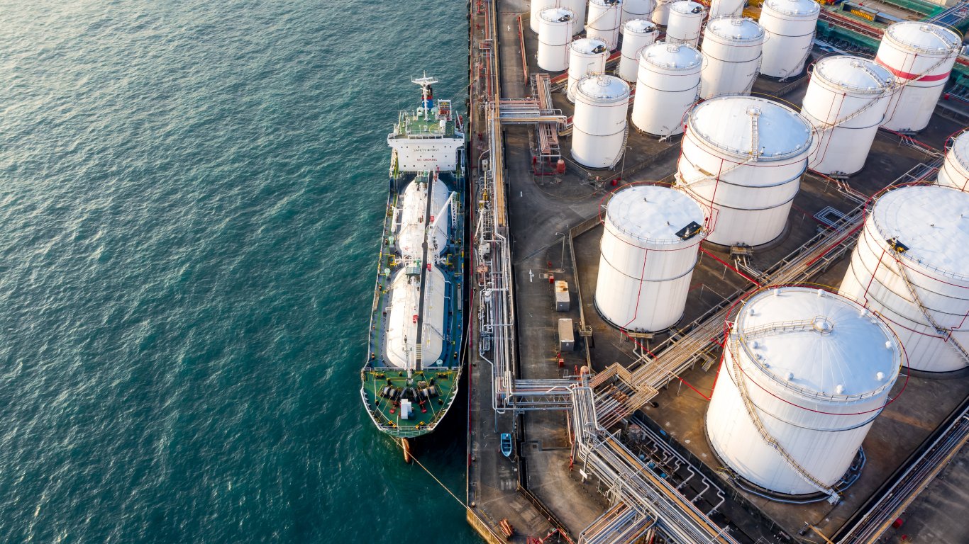 Петролът поскъпва в азиатската търговия заради подновени опасения за доставките