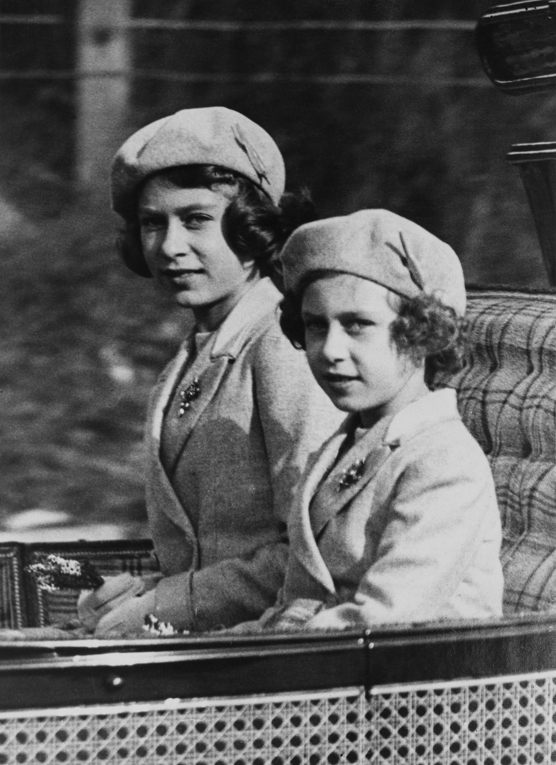 Кралица Елизабет със сестра си