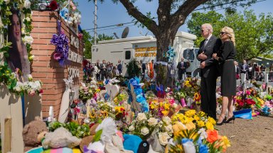 С бели цветя Джо и Джил Байдън почетоха паметта на жертвите от стрелбата в Тексас (снимки)
