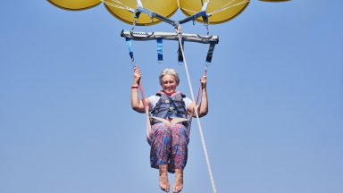 103-годишната Рут скочи с парашут и постави рекорд
