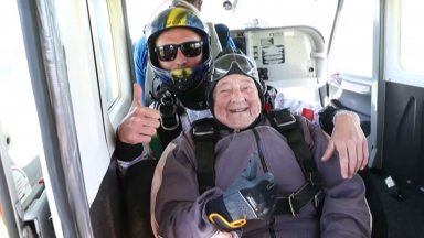 103-годишна шведка подобри световния рекорд за скачане с парашут (видео)