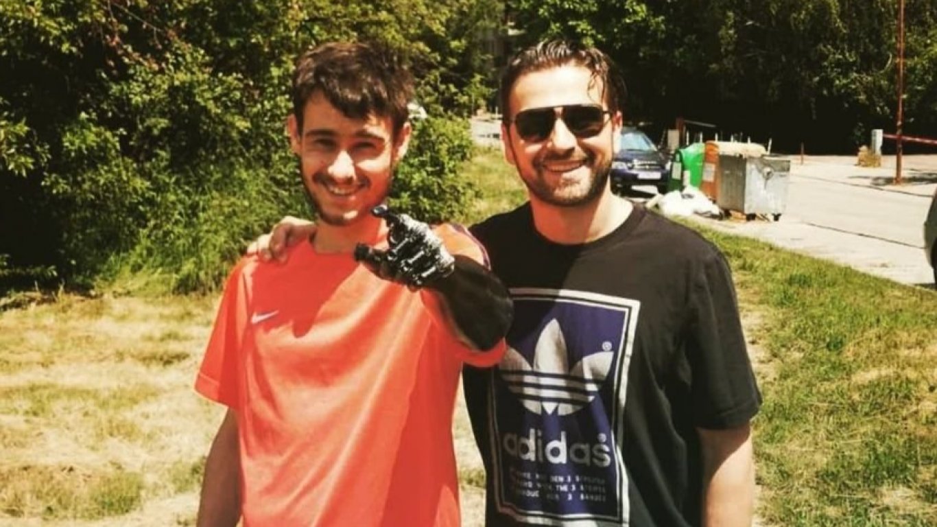 Доведеният син на Александър Сано получи бионична ръка (снимки)