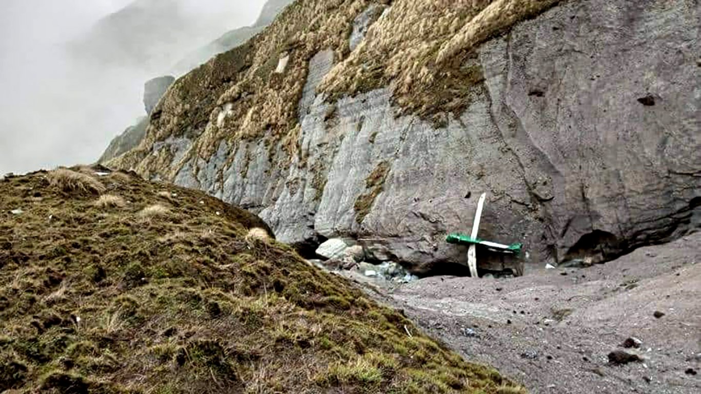 Намерени са останките на изчезналия вчера самолет в Непал