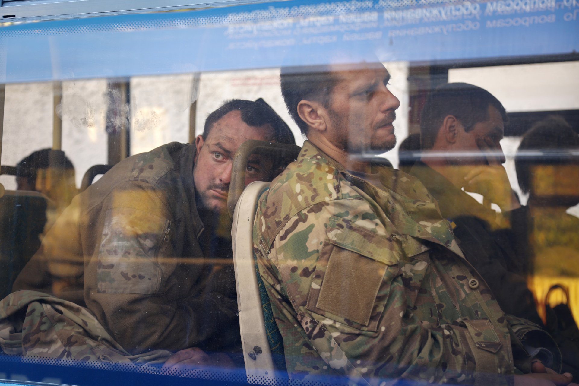 Евакуирани бойци, защитници на Азовстал в Мариупол, транспортирани в затвора в Ольоновка, на територия под контрола на правителството на т.нар. Донецка народна република, Източна Украйна, 17 май 2022 г. 
