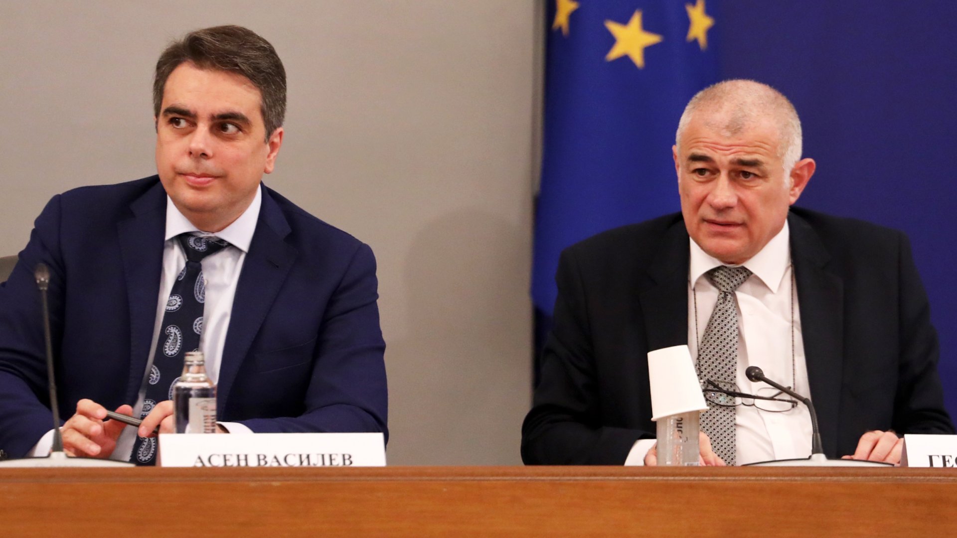 Вицепремиерът и министър на финансите Асен Василев и министърът на труда и социалната политика Георги Гьоков (дясно) по време на заседанието на тристранния съвет