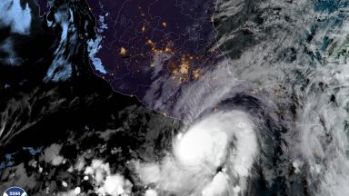 Ураганът Агата се стовари върху Мексико