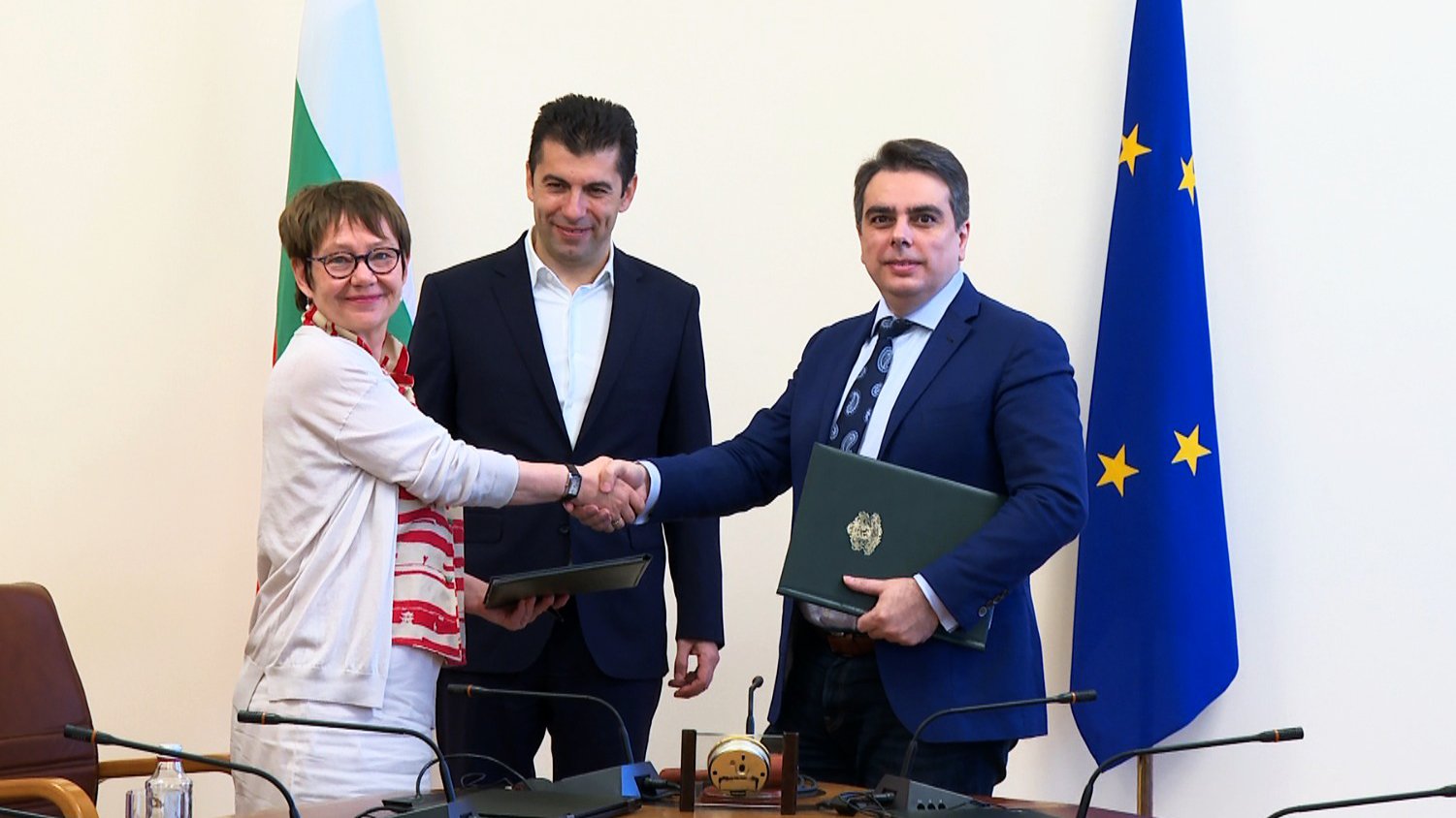Вицепремиерът по еврофондовете и министър на финансите Асен Василев (вдясно) и президентът на Европейската банка за възстановяване и развитие (ЕБВР) Одил Рено-Басо подписаха меморандум за разбирателство - в присъствието на премиера Кирил Петков