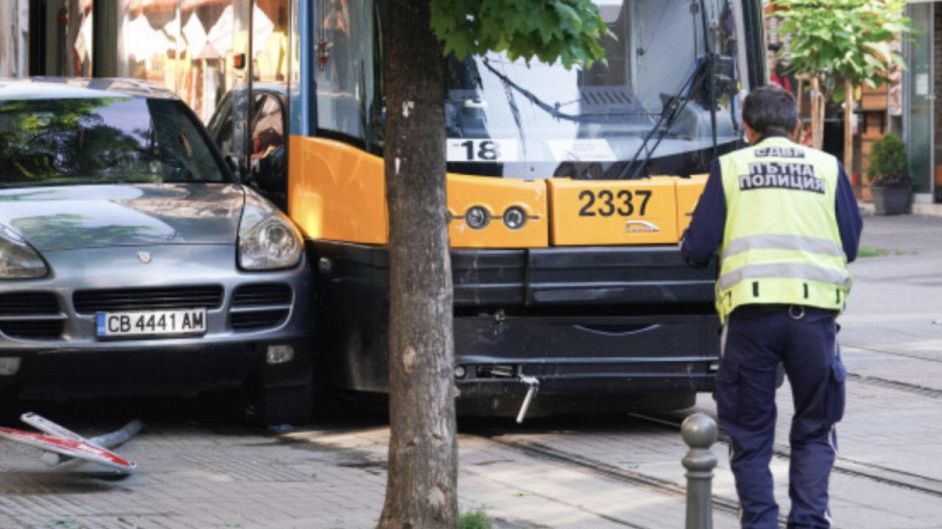 Трамвай и кола се удариха на "Граф Игнатиев", блокираха движението към пл. "Журналист"