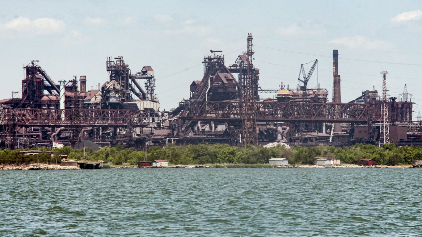 Първи товарен кораб напусна Мариупол, Украйна обяви стоката за открадната