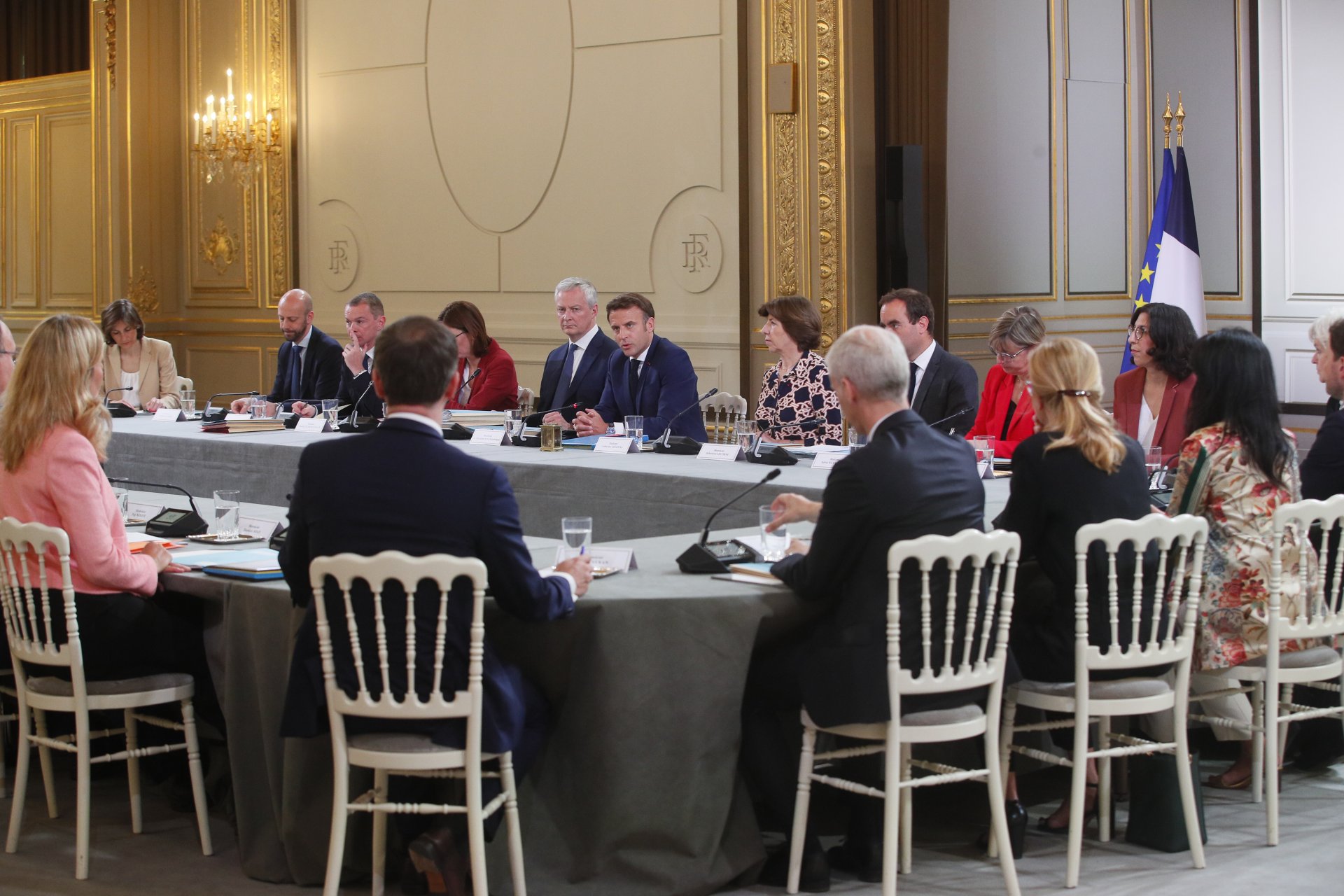 Еманюел Макрон председателства първото заседание на новото френско правителство, 23 май
