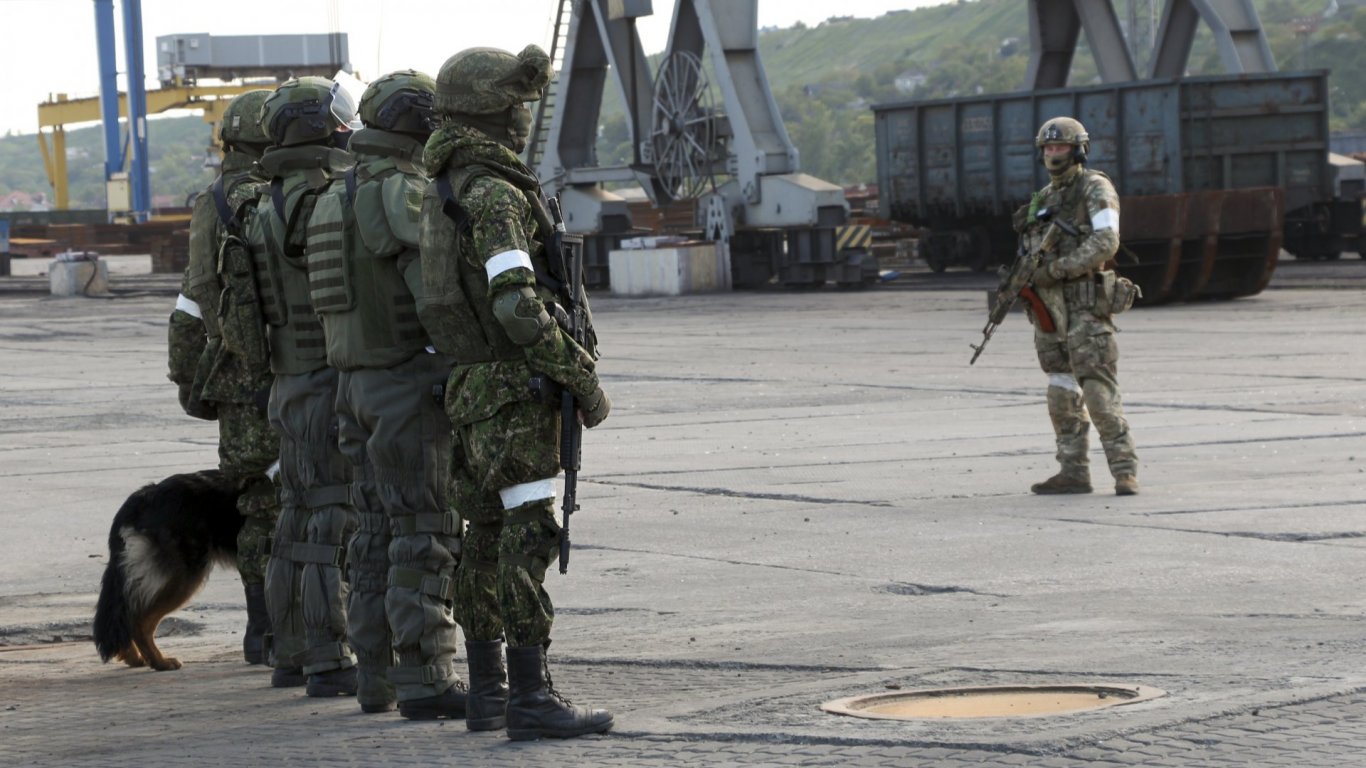 Руската армия смята да "освободи" цял Донбас и да се окопае там  
