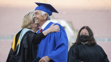 Мъж от Калифорния получи диплома за средно образование 60 години след последния си изпит