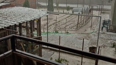 Градушка помля реколтата в Садово заради самолет, удари и Кюстендил (видео)
