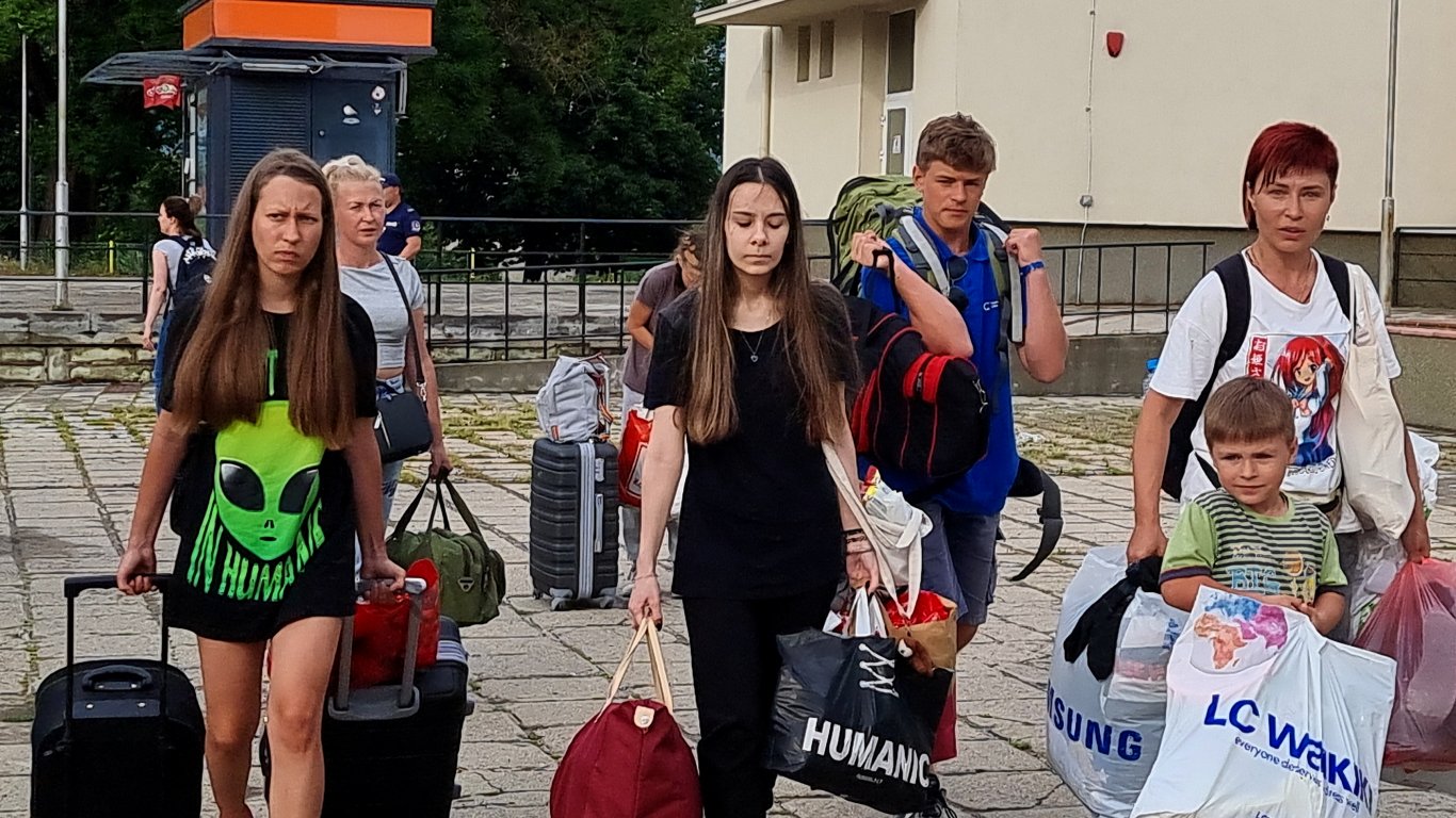 Хотелиери заплашват да извеждат украински майки с деца от базите, държавата не им плащала