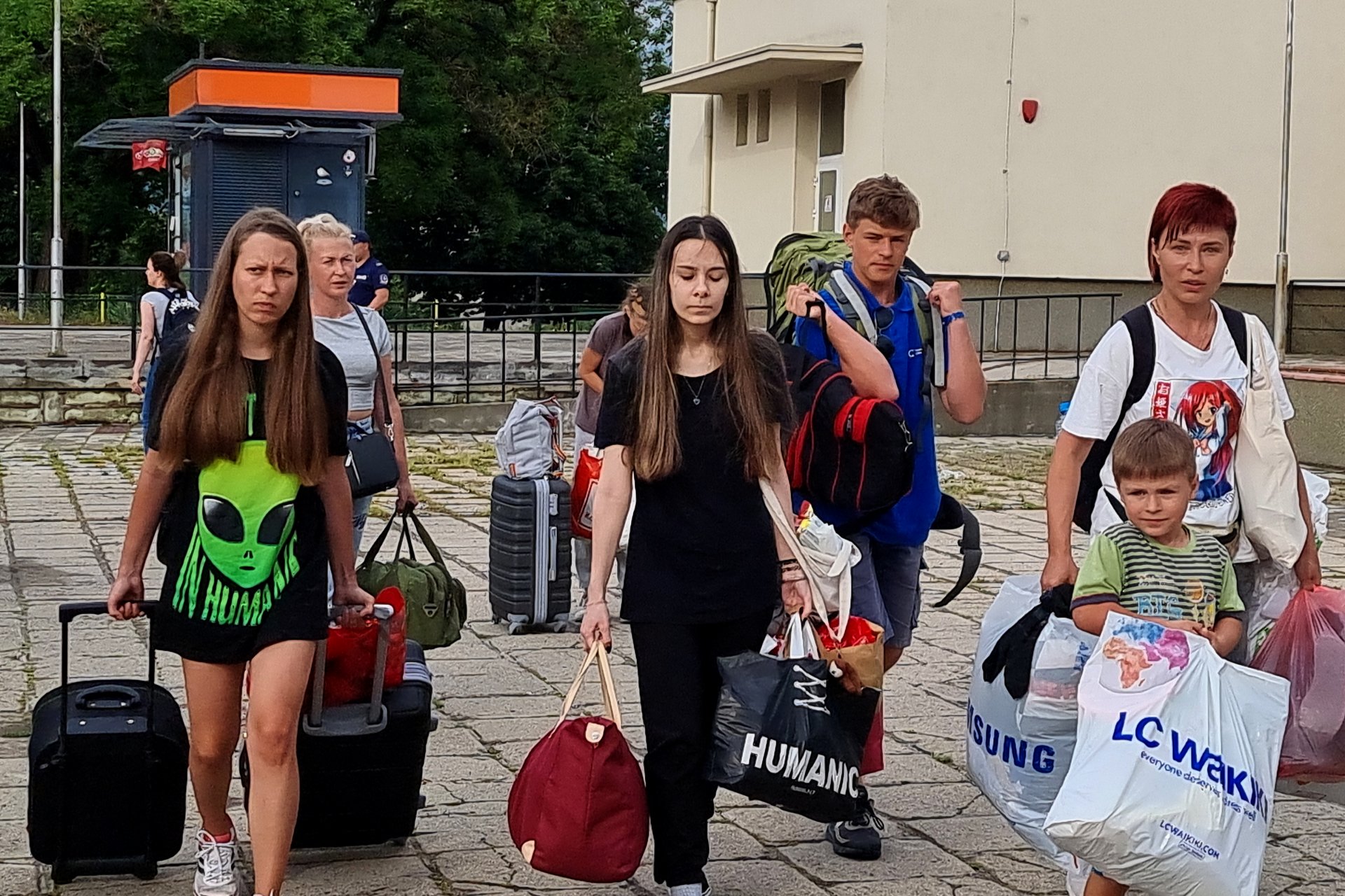 Пристигнаха първите украински бежанци в Сливен, откъдето потеглиха към буферния лагер в Елхово