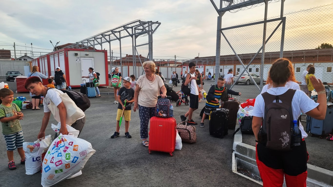 От хотел във фургон: Първи украински бежанци в буферните бази в Сарафово и Елхово (снимки)
