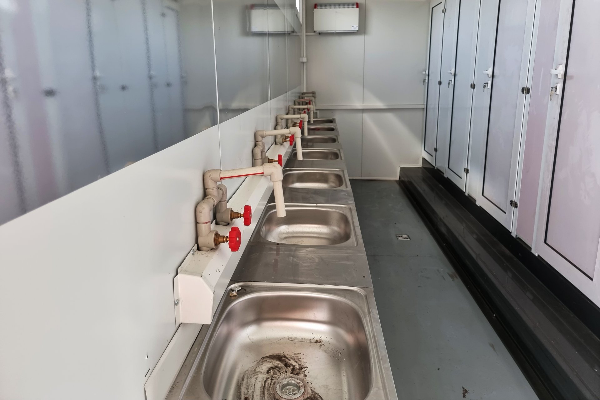 Баните и тоалетните са отделни, разположени в 40 фургона