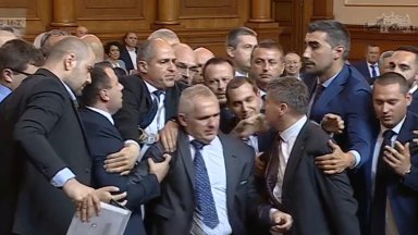 Високо напрежение в парламента между лидера на Възраждане и депутата Искрен Митев (видео и снимки)