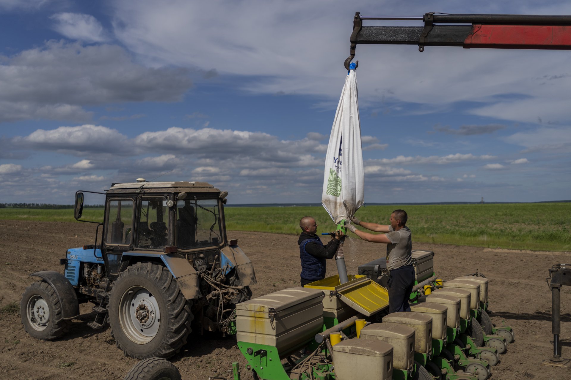 Фермери се подготвят за засяване на слънчоглед в Черкаска Лозова, в покрайнините на Харков, Източна Украйна, събота, 28 май 2022 г.