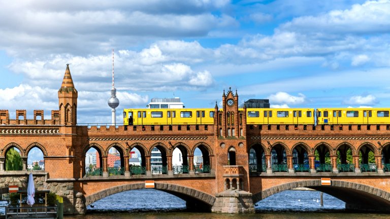 Как да пътувате цял месец с влак в Германия за 9 евро