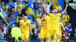 В мач на емоции и сълзи, Украйна се доближи на 90 минути от немислимия Мондиал