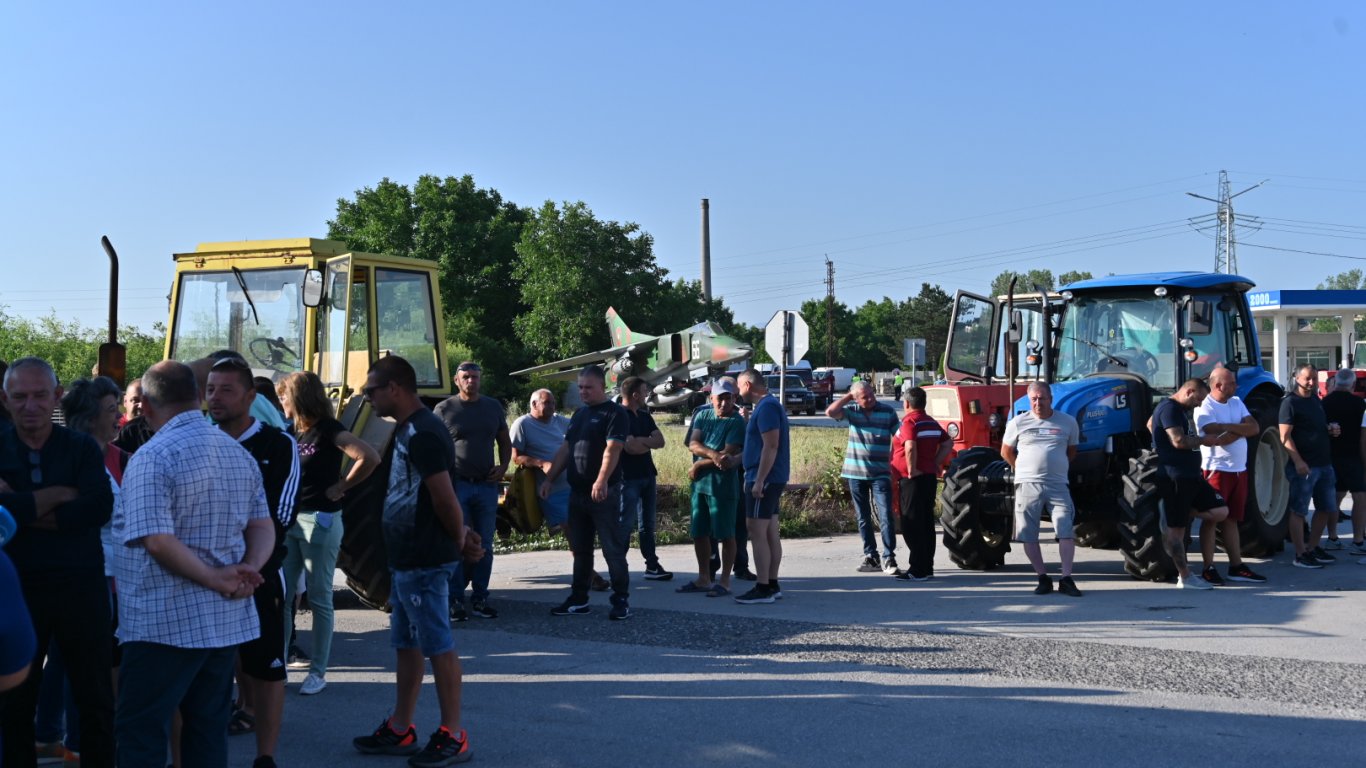 Нов протест на земеделци край Садово заради щетите след градушката