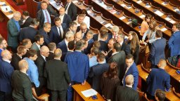 Порицание за Искрен Митев и Костадин Костадинов след физическия сблъсък в парламента