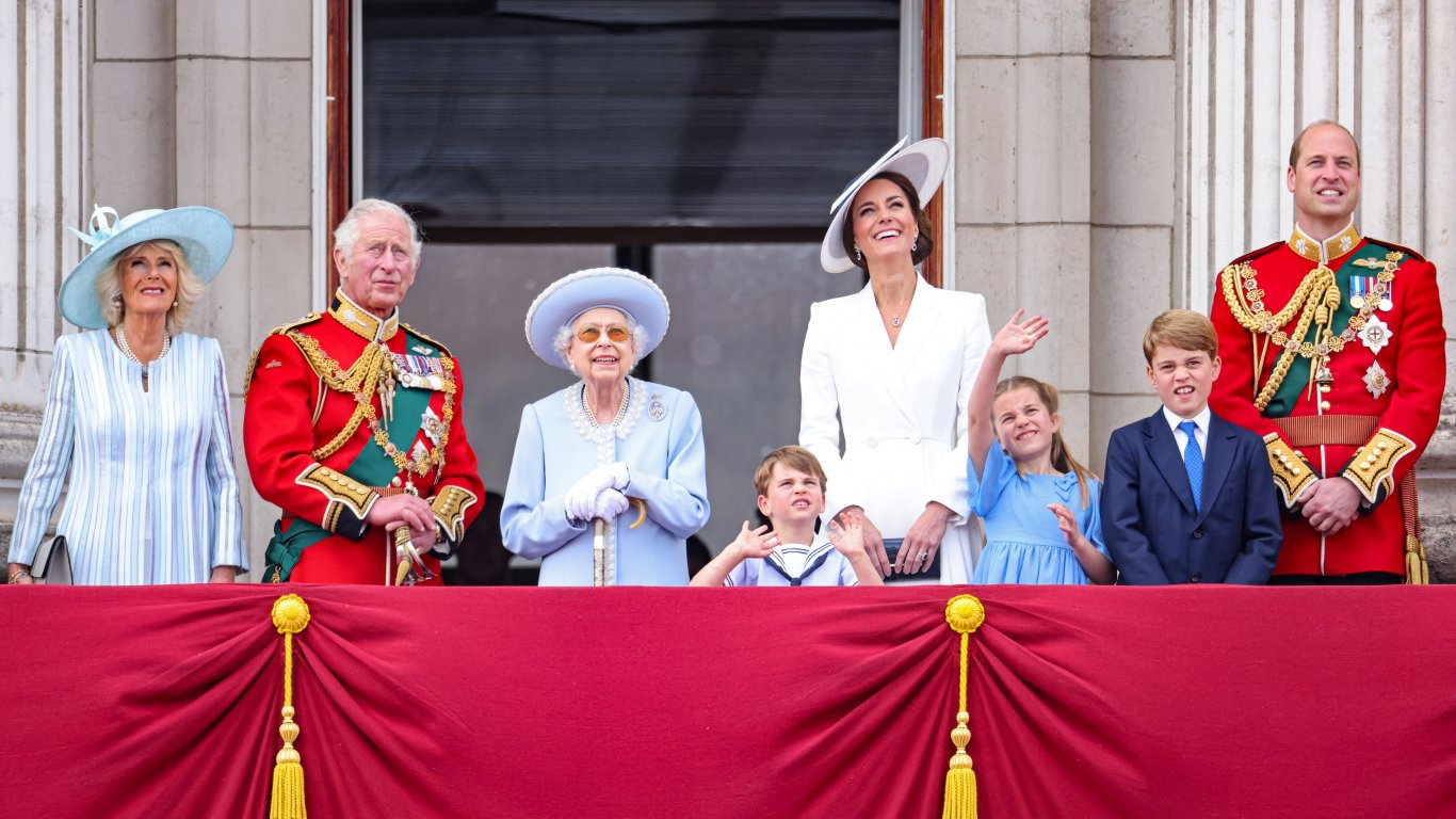 Кралицата на балкона: щастлива и славна, но без Хари и Андрю