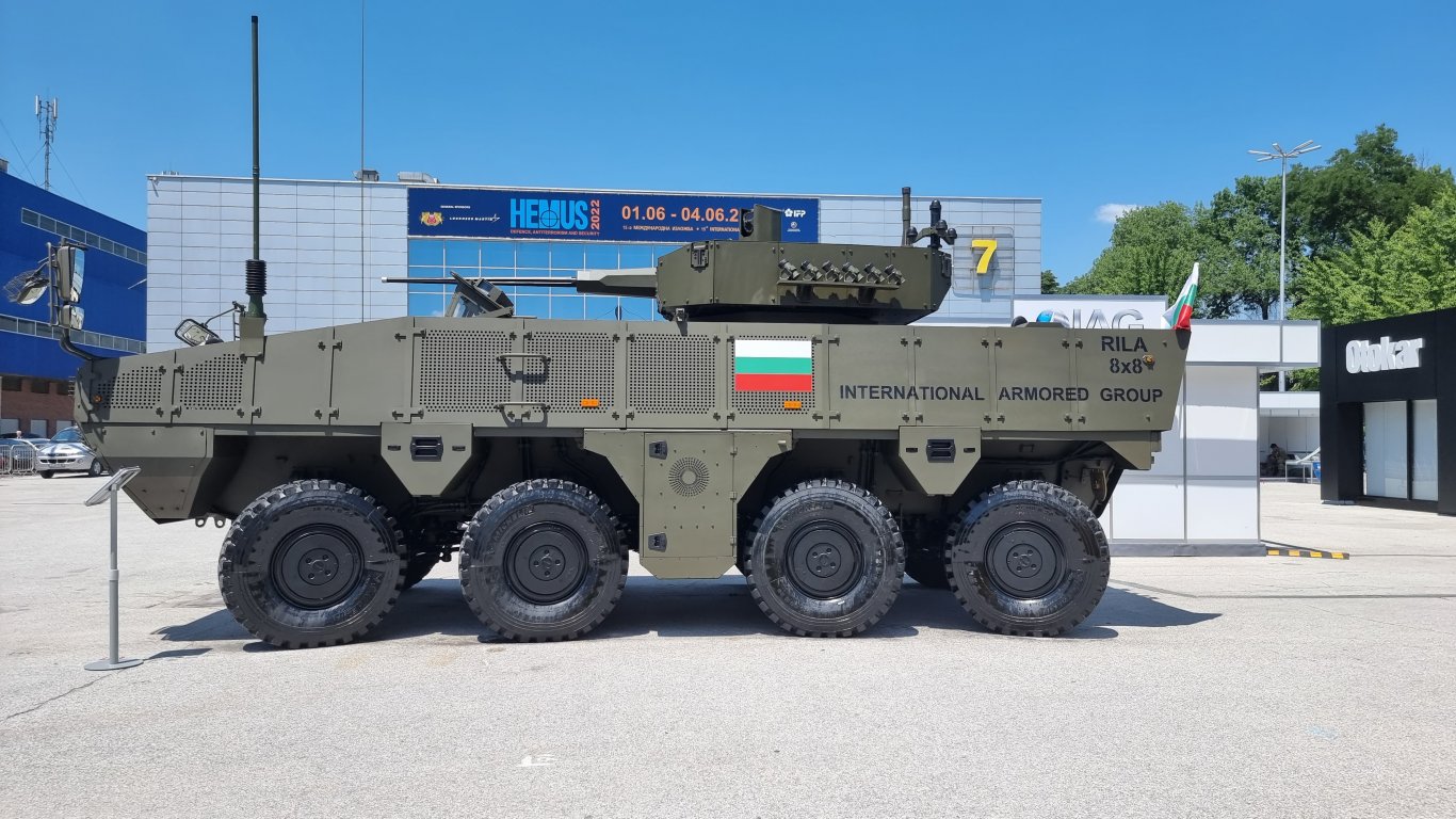 България представи бойната машина РИЛА 8x8