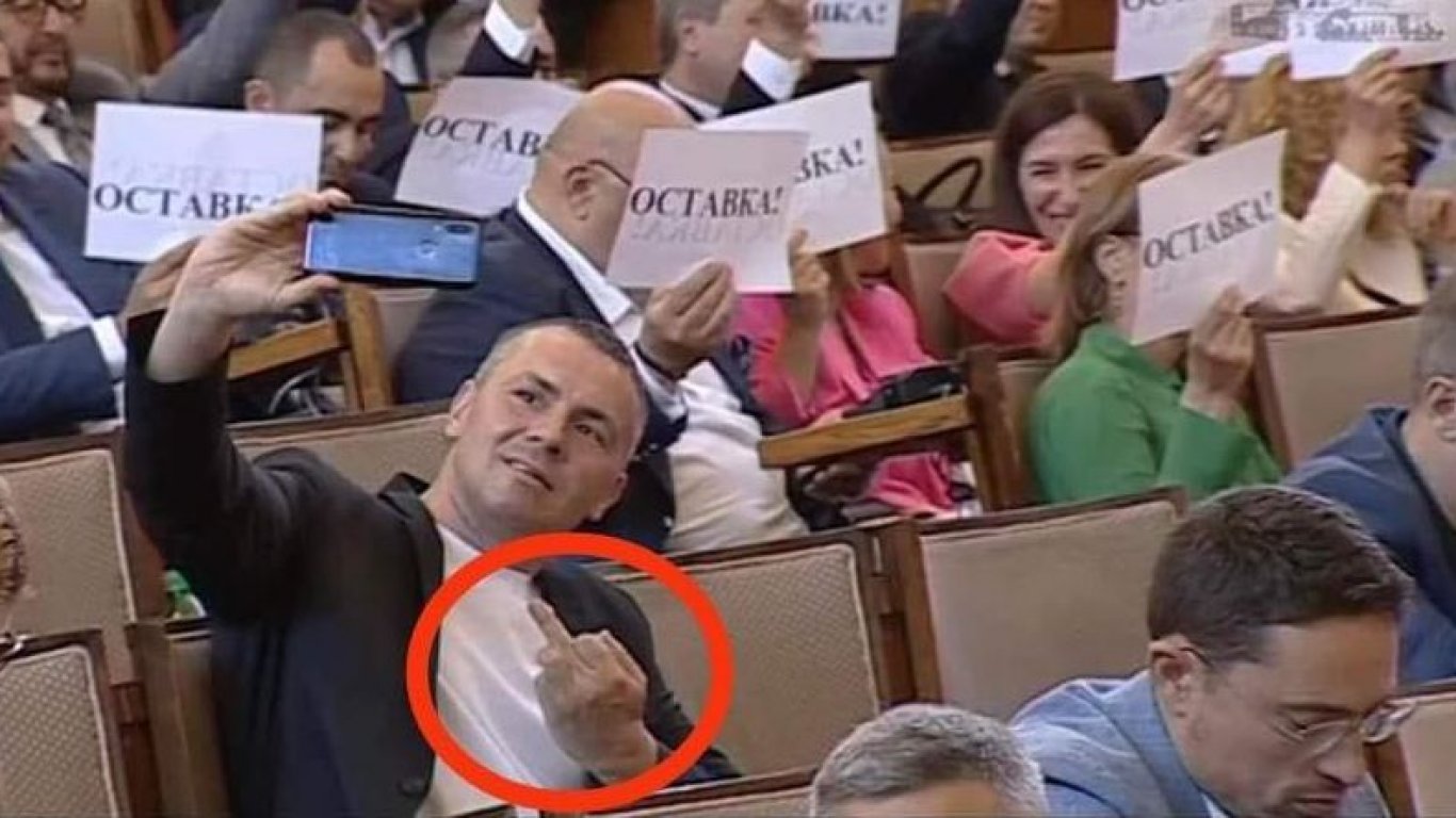 Ицо Хазарта отново показа среден пръст в парламента, получи забележка