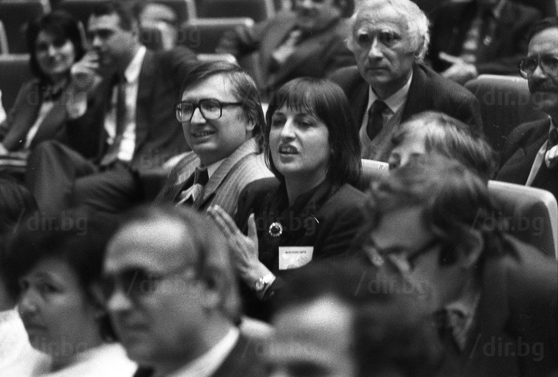 На Деветия извънреден конгрес на СБЖ през 1990 г. в компанията на съпруга си - журналистът Евгений Тодоров (с очилата)