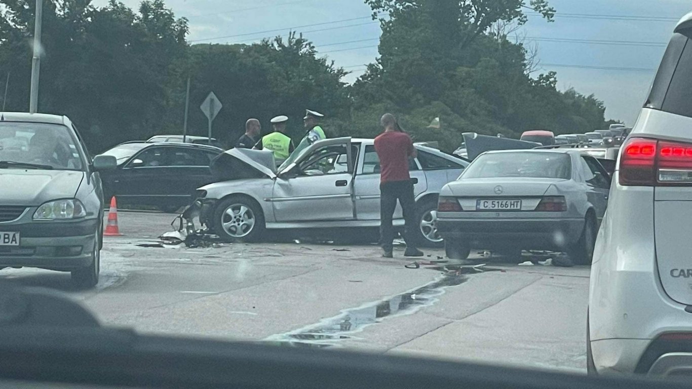 Тежка катастрофа между три автомобила в София, има пострадали 