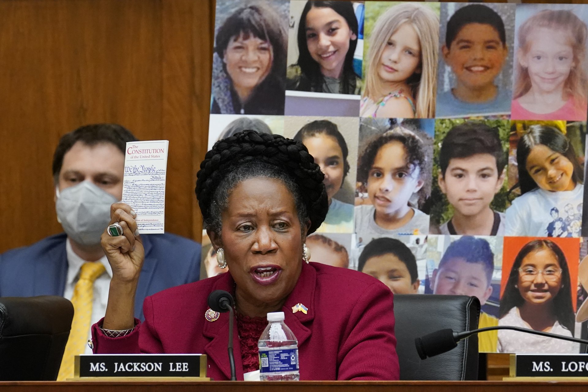 На фона на снимки на загинали деца в Увалде, Тексас конгресменът демократ Шийла Джаксън Лий, Тексас, говори в подкрепа на мерките за контрол на оръжията, обобщени в наречени в Закон за защита на нашите деца