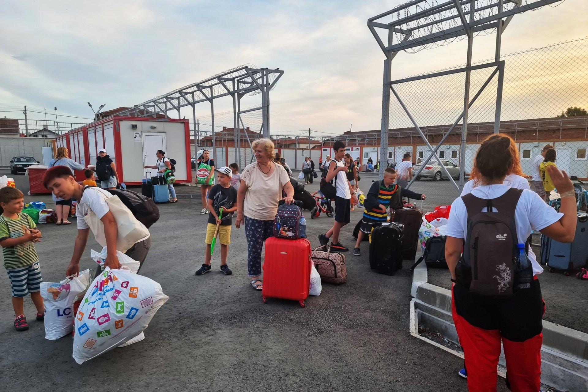 31 май. Първите украински бежанци пристигнаха с лични автомобили, вече се настаниха във фургоните в буферния център в района на „Гранична полиция“ в Елхово