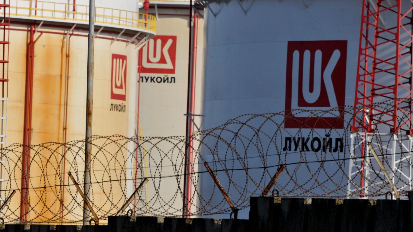  "Лукойл": Българските власти не са искали доставка на гориво за Украйна