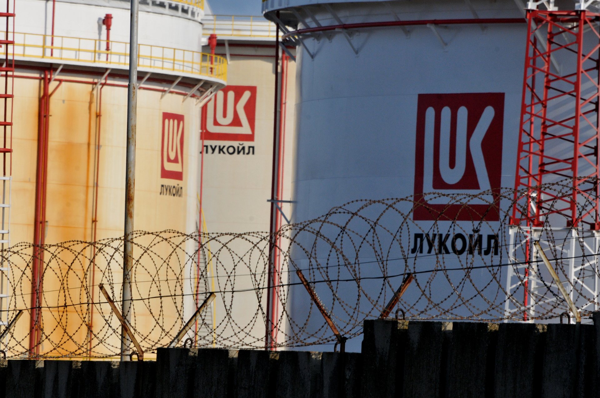Рафинерията на Лукойл Нефтохим Бургас получи временно изключение от правилото за забрана на внос от Русия