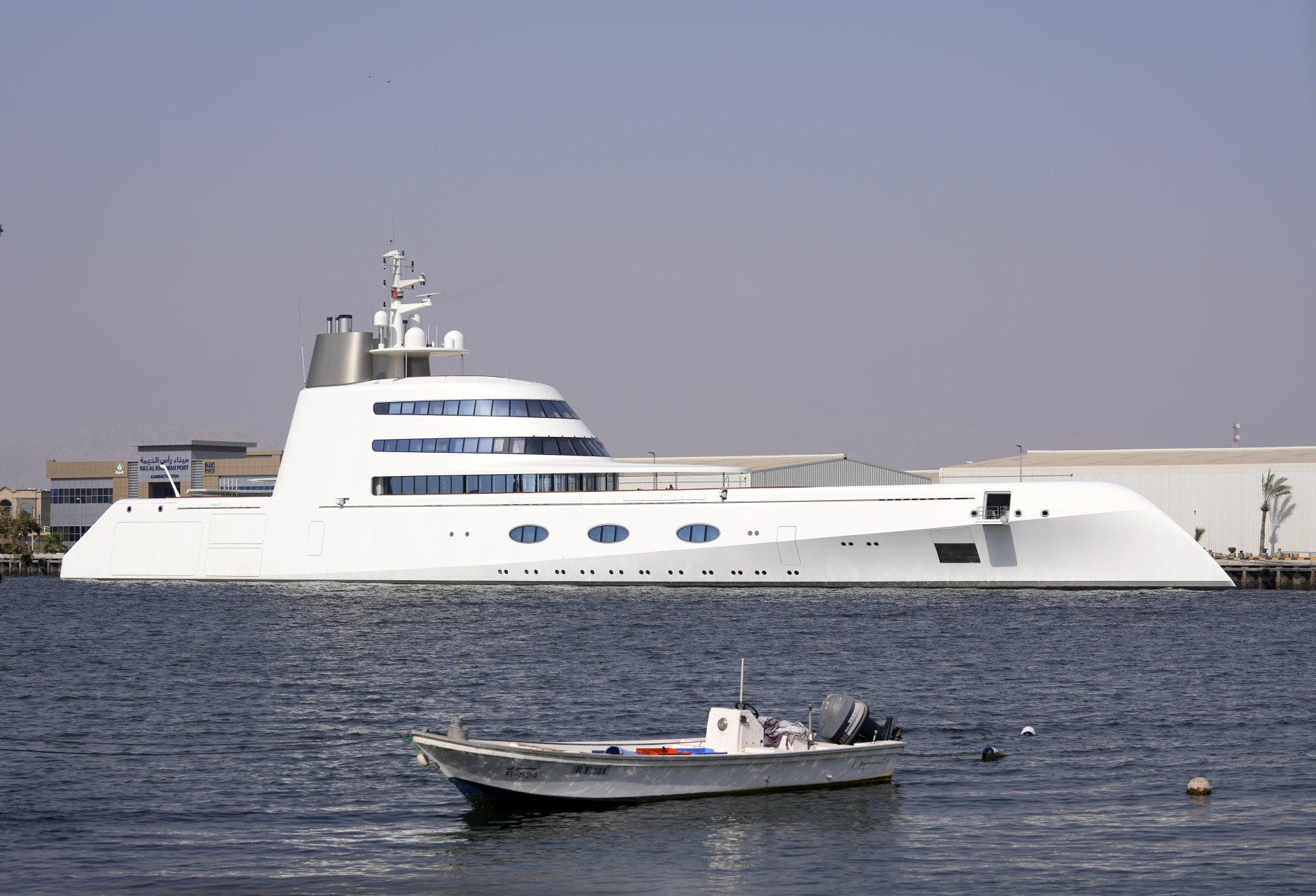 118-метровата (387-фута) моторна яхта "А" на руския олигарх Андрей Мелниченко, закотвена в пристанището Рас ал-Хайма, Обединени арабски емирства, вторник, 31 май 2022 