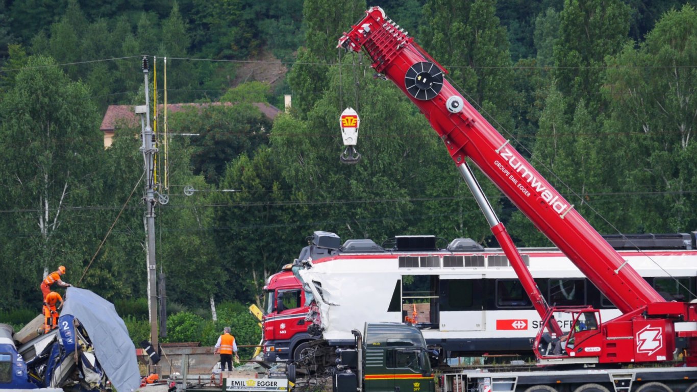 Влак дерайлира в Германия, има загинали и десетки ранени (видео)