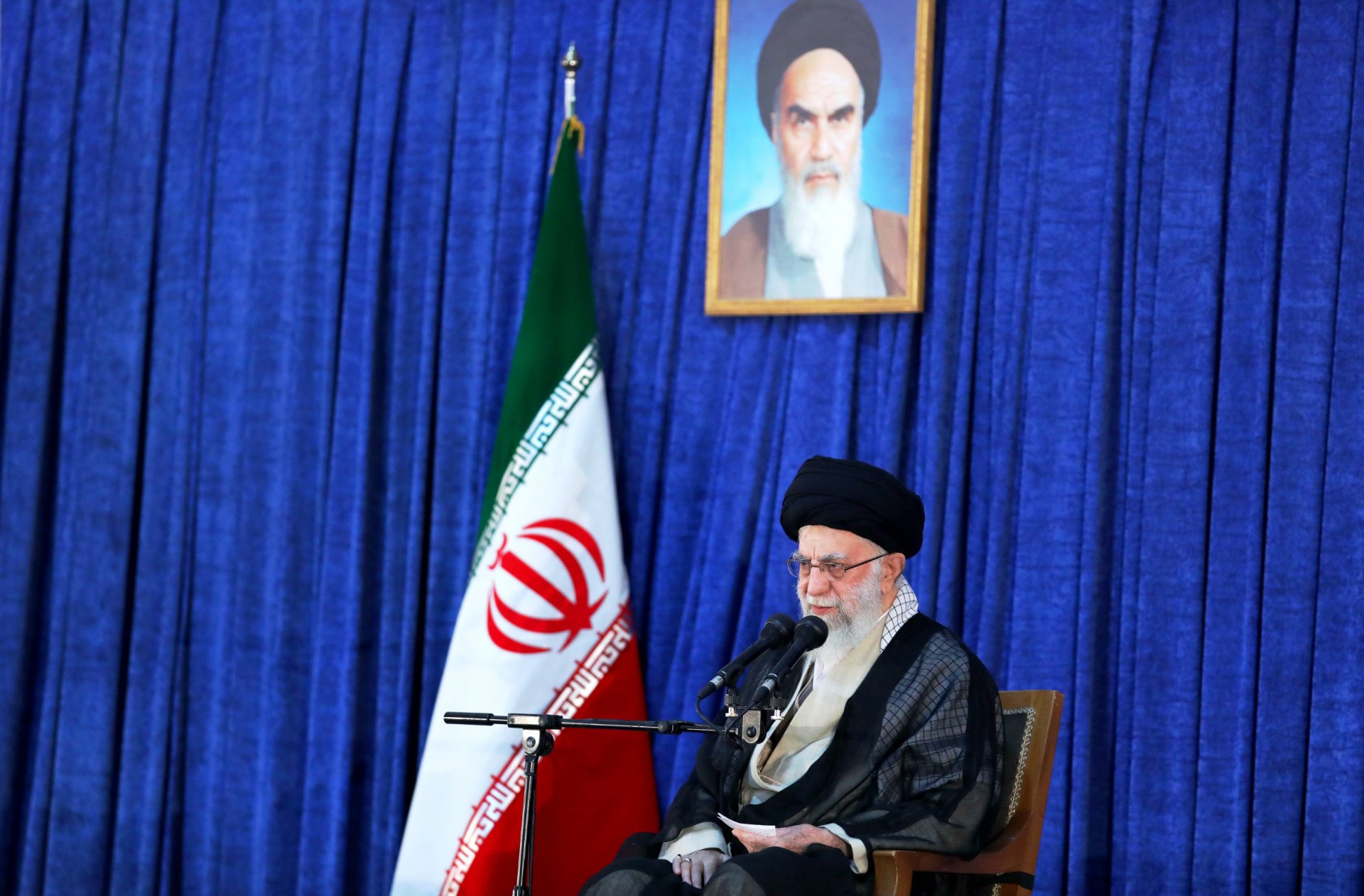 Снимката е от официален уебсайт на офиса на иранския върховен лидер, върховният лидер аятолах Али Хаменей по време на изявлението му по повод годишнината от смъртта на покойния основател на Ислямската република, аятолах Рухола Хомейни, събота, 4 юни