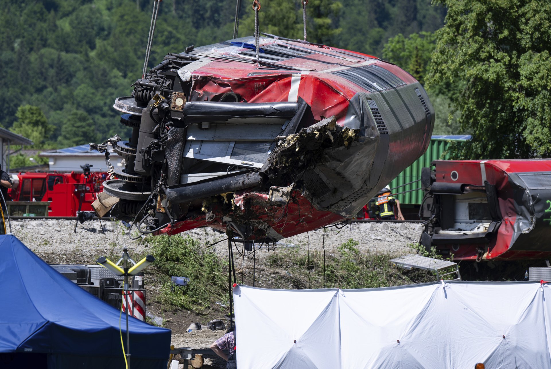 Вдигат вагон на мястото на влаковата катастрофа в Бурграйн, близо до Гармиш-Партенкирхен, Германия, събота, 4 юни 2022 г.