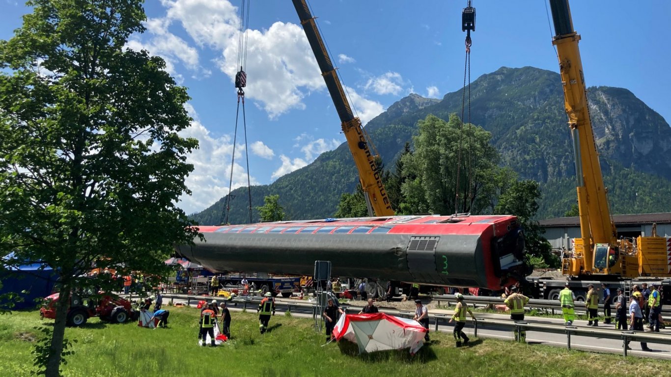 Спасителни екипи работят на мястото на катастрофата в Бавария и вдигат обърналите се вагони
