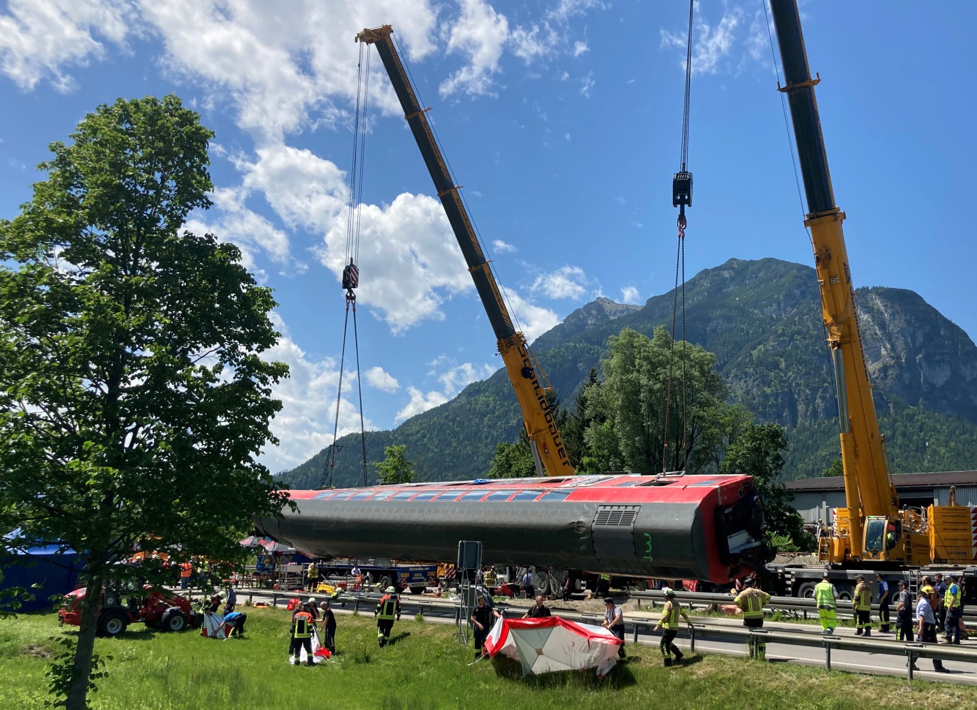 Спасителни екипи работят на мястото на катастрофата в Бавария и вдигат обърналите се вагони