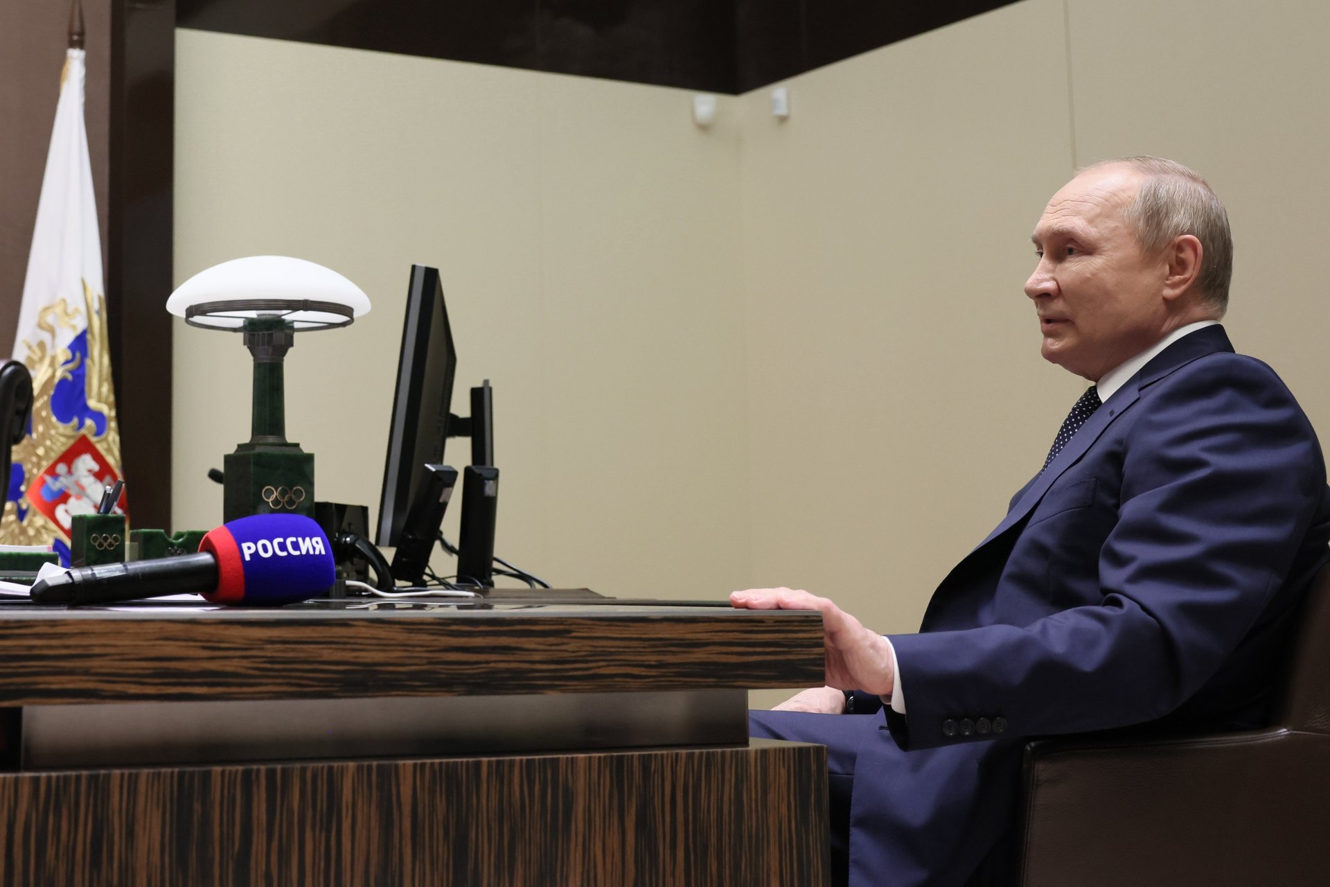 Руският президент Владимир Путин говори по време на интервюто си за телевизионния канал "Русия-1" в резиденцията "Бочаров Ручей" в черноморския курорт Сочи, Русия, петък, 3 юни 2022 г.